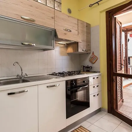 Cozy 2 Bed With Garden In *