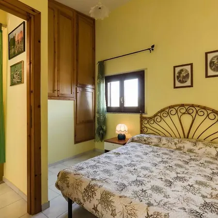 Cozy 2 Bed With Garden In