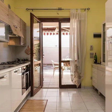 Cozy 2 Bed With Garden In *